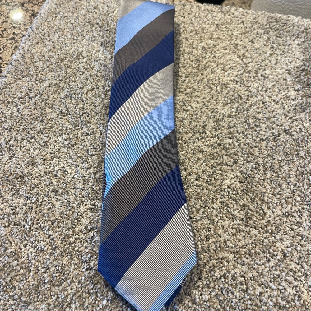 Gorgeous Light blue, Gray, Navy, silver- David Donahue tie  Excellent condition